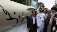 تصویری دیده‌‌نشده از رهبر شهید انقلاب کنار موشک سجیل