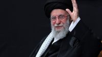آیت‌الله سبحانی نماز را بر پیکر امام شهید انقلاب اقامه می‌کند