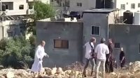 دفاع یک فلسطینی از خانواده‌اش در برابر هجوم اوباش صهیونیست
